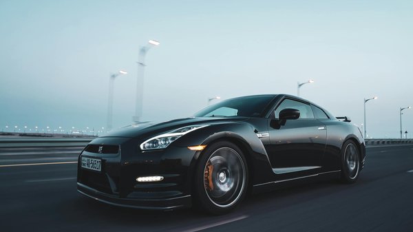 Quels sont les avantages des systèmes de détection de montée en température des freins pour les véhicules de compétition?