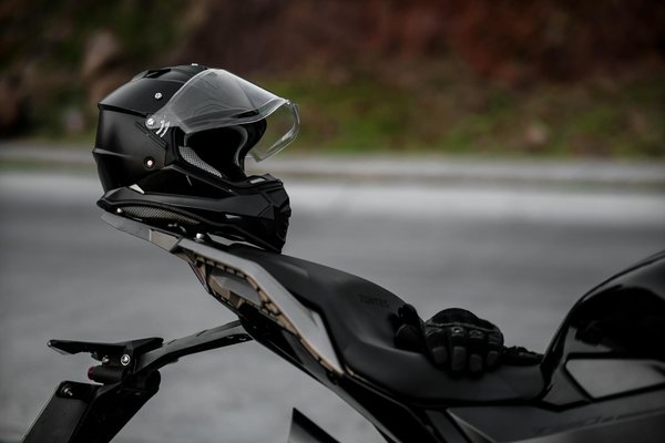 Quels sont les avantages d'un chargeur solaire pour la batterie d'une moto?